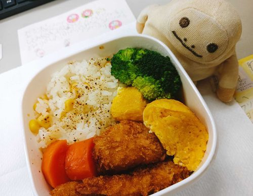 今日は、まめめ先輩がご主人と会社行ってて、リモートでお弁当見せてくれたぽちゃ〜。
たまごやき〜！うぇいうぇい❣️