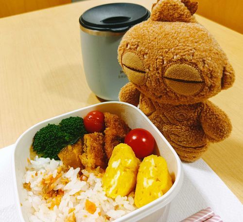 デスクに書類がいっぱいで、給湯室にてランチぽちゃ〜。
雨降り34日目だってね。やわらかい仲間には大ピンチなお天気ぽちゃよ。。
