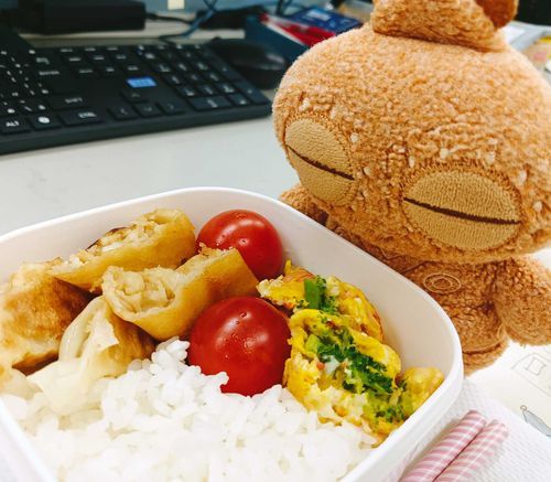 今日は中華弁当ぽちゃ〜。
カニ玉風たまごやき……ご主人…具をよくばり過ぎぽちゃ。。
