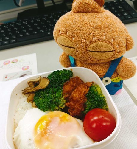 今日は目玉焼きぽちゃ〜🍳

ご主人、今週は大忙しだったぽちゃ。来週にお仕事、結構持ち越しちゃったけど。。
とにもかくにも、明日は土曜日ぽちゃ！今夜はお嬢さんたちとコーラでカンパイするぽちゃ〜