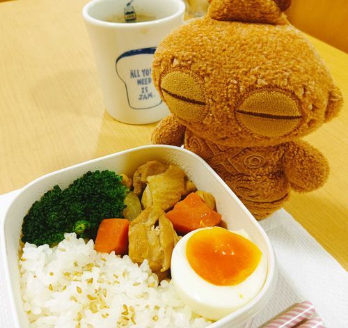 今日は給湯室で食べるぽちゃ。
お夕飯のおかずさんが大活躍ぽちゃ〜🥕