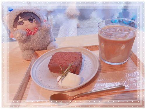 同人誌即売会というものに行ったちゃむよ〜 帰りにはオシャレなカフェに寄ってみたりしたちゃむ🎶