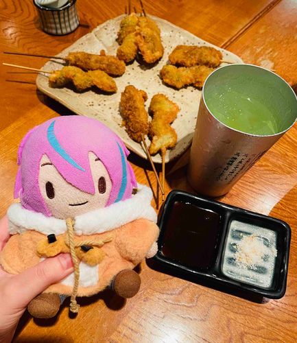 同僚に教えてもらった美味しい串焼きのお店にいきました。るいくんはかしわ揚をお気に召したたようです🐓