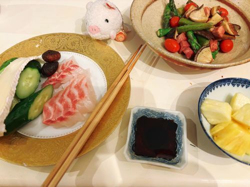 最近主は料理担当になったんだ〜、ご飯作り頑張ってるみたいだよ✨
今日はお刺身におつまみセット、それからトマトとアスパラとハムとしいたけのバター炒めだよ。あとはデザートにパイナップル！🍍