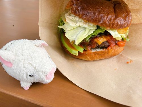 雨上がりにお外の席でハンバーガー！☀️
お、大きい…！！　ここのバーガー大好きなんだ💕