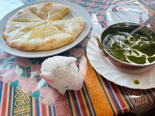 カレー屋さんでチーズナンとほうれん草カレー💕
