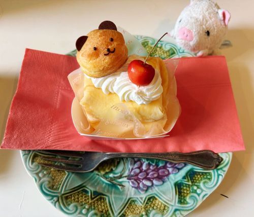 ケーキ屋さんでお菓子買ってきたよ！💕
苺クレープらしいんだけど、くまちゃん？犬さん？が乗っててとっても可愛いよ〜！😳✨