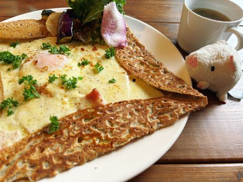 お昼にガレット！　す、すごい大きいよ〜！💦　僕じゃとても食べきれない〜。
僕の後ろにあるのは、なんと味噌汁‼️  不思議な組み合わせだねぇ〜