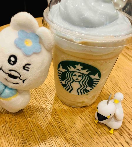 スタバにあひるさんもいっしょちゃむ〜♡今の時期のふらっぺ、うまうまちゃむよ〜〜♫（＾ν＾）