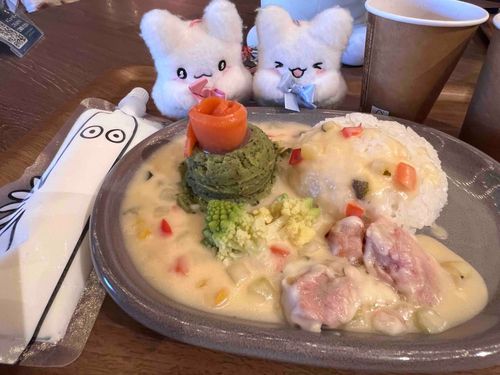 まるまる「くるくるしてるのたべたいの〜」
まるまる「カラフルなの〜♪ ニョロニョロさんのアイスもあるの〜♪」