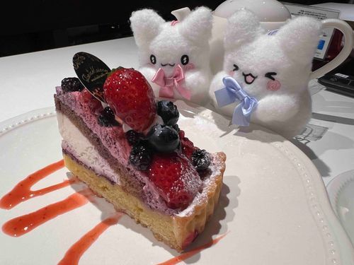 まるまる「ケーキ♪ケーキ♪どこからたべるかなやむの〜♪」
まるまる「ケーキ✨ケーキ✨フルーツたくさんなの〜✨」