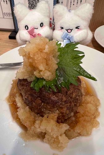 まるまる「まるまるはしあわせなの〜✨」
まるまる「にくじゅうにおぼれるの〜♪」