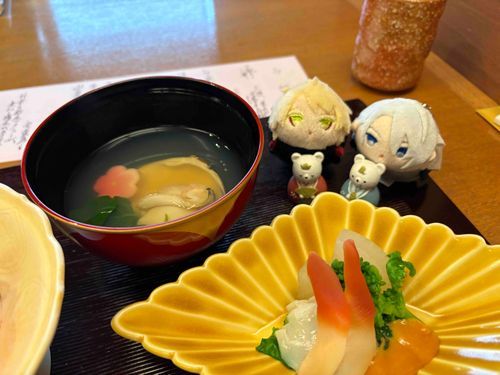きょうは顕現のお祝いで
ごちそうをたべたよ！
まんぷくにゃ……