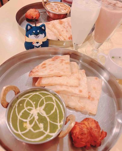 しばちゃん、チーズナンとほうれん草カレーだよ。飲み物はラッシー。美味しいよねえ (ᐡ• ·̫ •ᐡ)