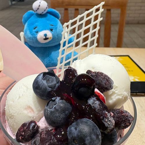 つぎはぱふぇだ〜♪
おいしっそっ〜！！
すきまからかおだしちゃうもんね〜！！