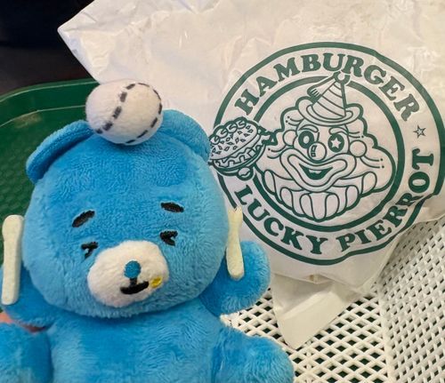 はこだての ゆうめいな おみせ の
ラッキーピエロに きたよ！！

ぼくは ほっかいどう しゅっしん
だけど はじめて！

ほっかいどう は でっかいどう
だからね！
まだまだ しらないところ が 
いっぱいだ！！