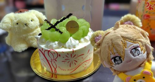 ぬい主ちゃんのお誕生日をお祝いしたよ🎉
シャインマスカットケーキ🎂✨️
美味しかったな😊
ポムポムプリンくんもお祝いしに来てくれたよ〜！！