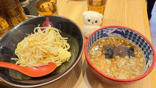 今日のお昼はつけ麺でした
いっぱい油でおいしかったです
