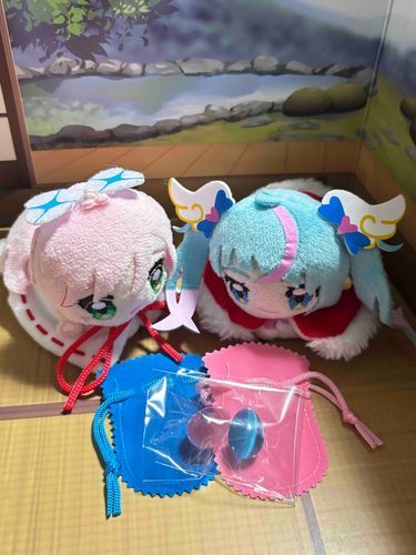‎🤍「わぁ、私たちの色の宝石だよ〜！」
🩵「ポーチも着いています！」
