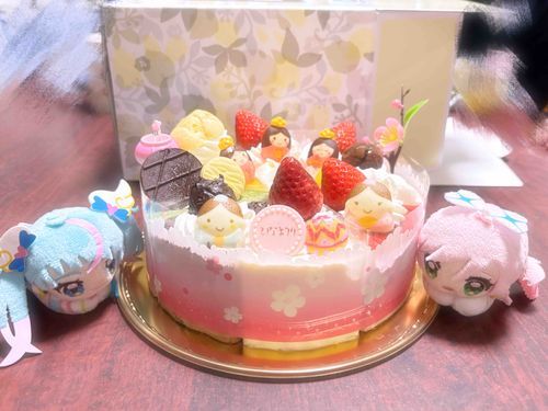 🩵「ひな祭りのケーキです！」
‎🤍「色んな味があって美味しそうだね！」