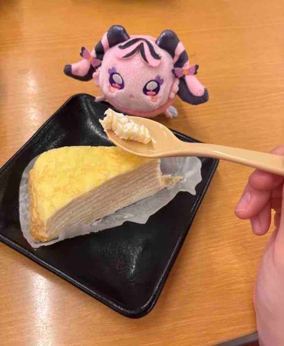 美味しそうメロ…って見てたら持ち主さんが「メロロンもどーぞ」って1口くれたメロ！でもそれ、メロロンの1口にはちょっと多いメロ……