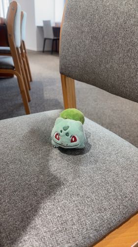 いす、だねには ちょっと おおきいみたいです