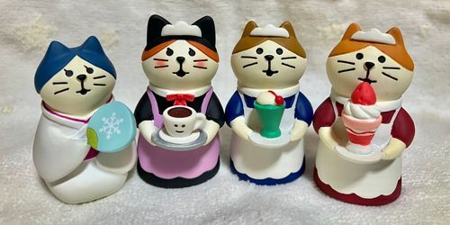 メイドねこでございます！

左から
女中頭の雪女猫『おユキさん』
紫エプロンのメイド猫『アルマ』
青い服のメイド猫『おキヌ』
赤い服のメイド猫『おコト』

あるじのもとでにぎやかに暮らしております。