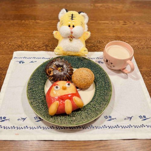 おはよう🐯今日はだるまパンとチョコデニッシュと胡麻団子ドーナツ食べた🍎🍫お腹いっぱい😋