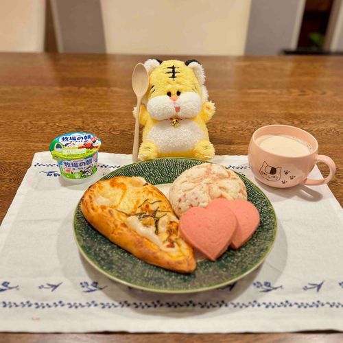 おはよう🐯今日は明太もちチーズナンとイチゴメロンパンとイチゴのハートクッキー食べた🩷明太もちチーズナンがおいしすぎる🤤