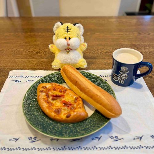 おはよう🐯今日はピザパンとミルクフランス食べた🥖ミルクフランスはなんでこんなにおいしいんだろう…🤤