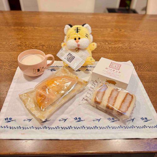 おはよう🐯今日はアップルパイとカツサンド食べた🍎🐖