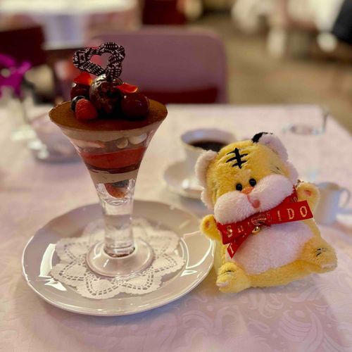 資生堂パーラーのバレンタインパフェを食べたよ🐯❤️ベリーとチョコがメインでとってもおいしかった〜！🍫🫐🍓これからもっとバレンタイン満喫するぞ〜😋