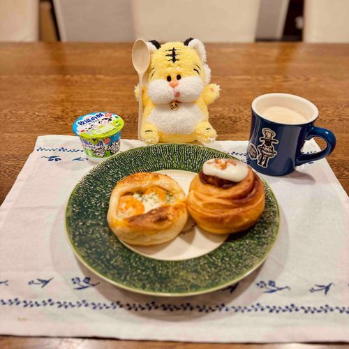 おはよう🐯今日は海老グラタンパンとシナモンロール食べた🦐