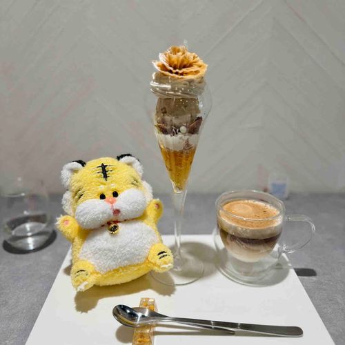 今日はチョコパフェを食べたよ🐯ホワイトチョコをキャラメリゼした“ブロンドショコラ”のパフェ！🍫とってもおいしかった〜！1番下はアップルティージュレが入ってて、見た目も味もおしゃれなパフェだった…🤤🤎