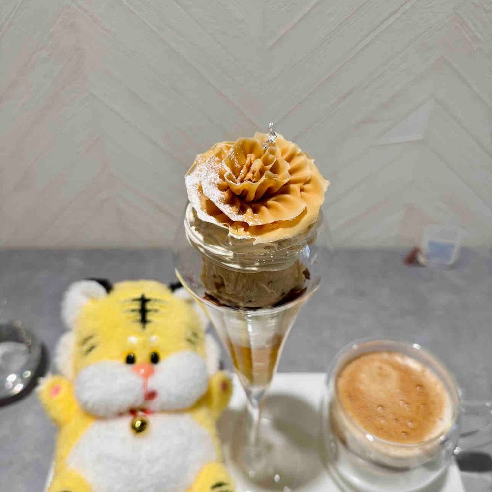 今日はチョコパフェを食べたよ🐯ホワイトチョコをキャラメリゼした“ブロンドショコラ”のパフェ！🍫とってもおいしかった〜！1番下はアップルティージュレが入ってて、見た目も味もおしゃれなパフェだった…🤤🤎