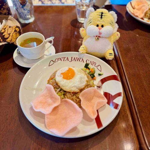 お昼にインドネシア料理のナシゴレンを食べたよ🐯インドネシアのチャーハンみたいなやつだった🇮🇩🍚とってもおいしかった〜！スープもおいしくて、また食べたい🤤
