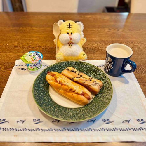 おはよう🐯今日はチリチーズドッグとチョコスティックパン食べた🌭🍫