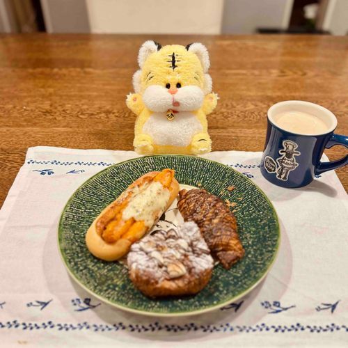 おはよう🐯今日は海老カツドッグと、スモア風デニッシュと、チョコパイ食べた🦐🍫