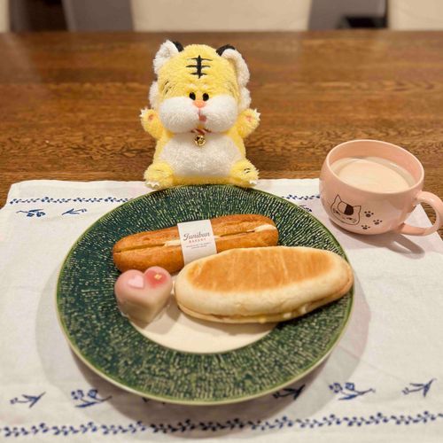 おはよう🐯今日はハムとチーズのパニーニと、ミルクフランス食べた🥛バレンタインだからハートの練り切りも🩷