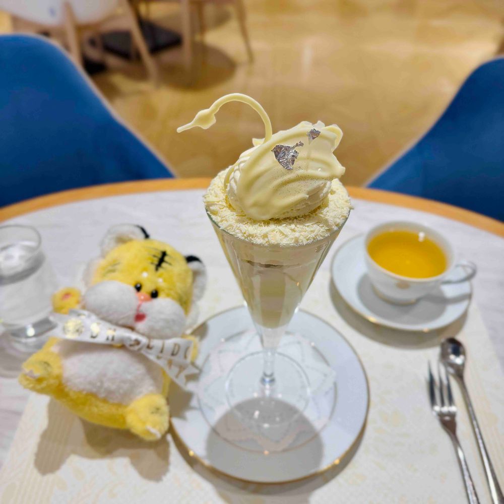 ハッピーバレンタイン❣️資生堂パーラーのホワイトチョコパフェを食べたよ🐯とってもおいしかったー！チョコだけじゃなくて、中にフランボワーズソルベや紅茶のビスキュイとかも入ってて幸せだった…🤍🦢