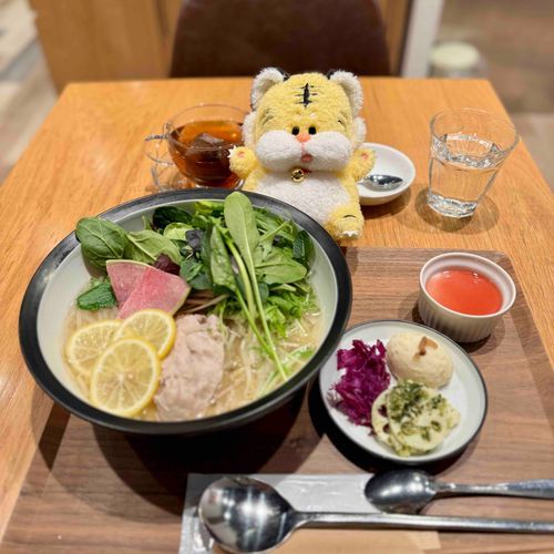 お昼はタニタカフェに行ったよ🐯豚しゃぶとレモンのフォー食べた🐖🍋