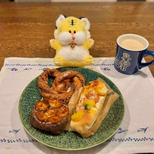 おはよう🐯今日はキャラメリゼバナナチョコパンと、アーモンドチョコデニッシュと、ソーセージポテトパン食べた🍌🍫食べすぎ！