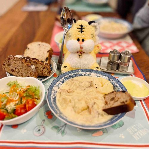 お家でシチューを食べたよ🐯イチジクパンとレーズンパンと一緒に食べた🍞おいしかった〜🥄