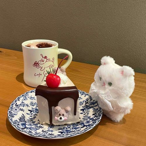 可愛いくまさんケーキにちょっと戸惑ってる