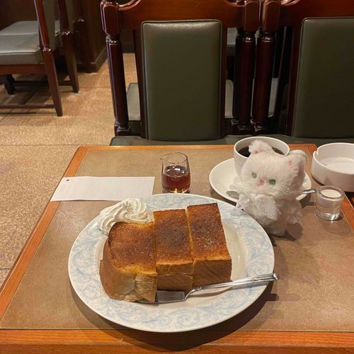 最近の飼い主は喫茶店で"Coffee and Cigarettes"を見るのにはまってるみたい