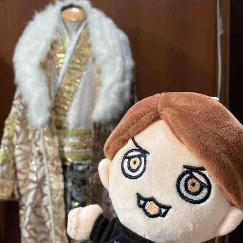 🍇これが“ホンモノ”や……！
しゃしんやと ファー のほうが めだつ けど、もようのとこに ひかりが はんしゃして きれい やったなぁ