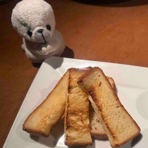 🦭「ﾊﾟﾝ…？」
👤「𝑰𝒕𝒂𝒍𝒊𝒂𝒏に来てﾊﾟﾝ頼むの信じられないって顔やめれる？」