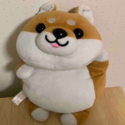 フライドチキンが大好きな次の8月10日で2歳になる豆田くんです。ダンスがとても上手で、かがみもちの真似が大好きです。友達はルートンくんで、兄弟は、ポン・デリングくんです。