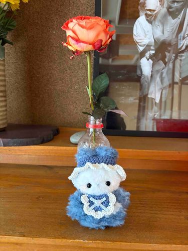 昨日は、選挙の後、買い物に行って、家に帰った！

家に帰ったら、玄関にお花が...！！！

かわいい薔薇ちゃんと、ラムネちゃん🌹🐰

後ろが怖いけど...！！！！！