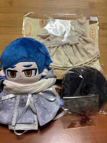 イベントに参加した時の写真②
イベントには他のぬい達が沢山居て、同じところに居るだけでも楽しかった。
後のワンピースとアクセサリーは新入りのためのものらしい。こんな素敵なものを作れるなんて、どれだけの努力をしたのだろう.....。クッションは俺も使わせてもらっている。ふかふかで快適だ。